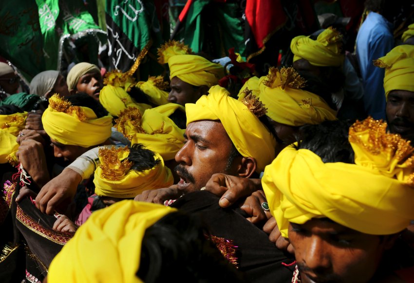 Тысячи паломников на дорогах Индии
