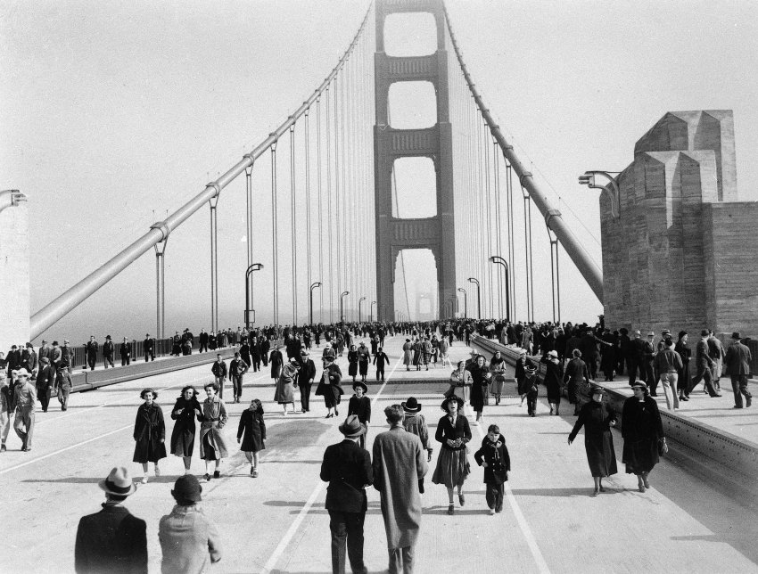 27 мая 1937 г. мост был открыт для пешеходов, а на следующий день - для транспорта