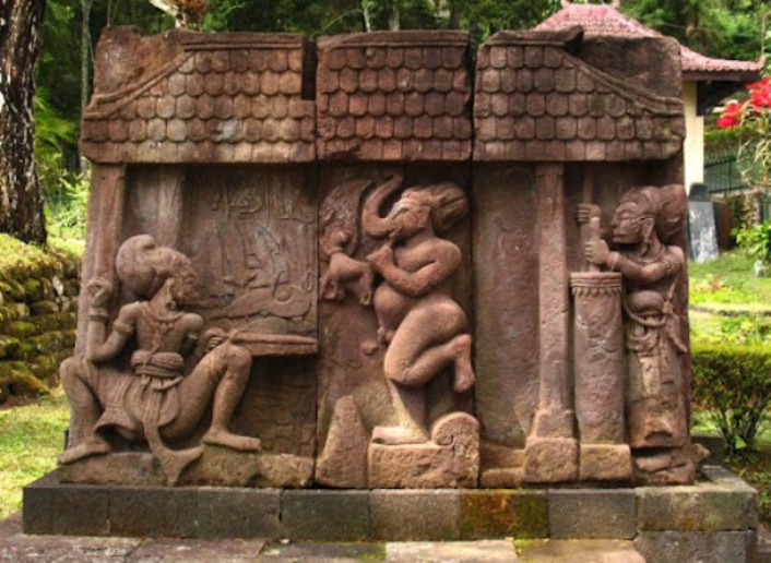 Эротические барельефы и скульптуры Храма Сукух