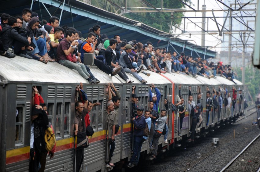 В час пик переполнены также и поезда. Многие пассажиры сидя просто на крышах вагонов. 