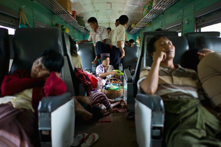 Внутри поезда в Бурме