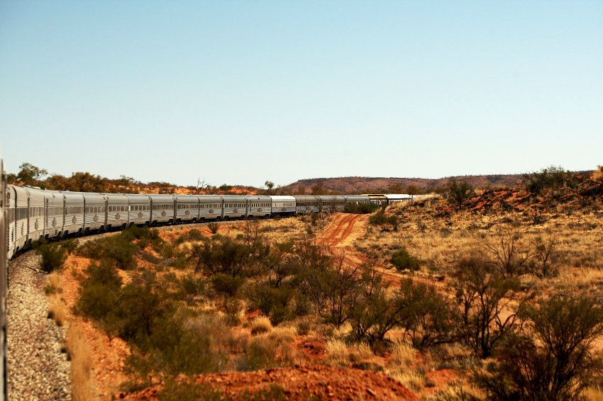 Поезд "Ghan" в Австралии едет по степям и пустыням 