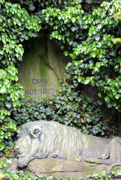 Каменный лев на могиле известного директора зоопарка Карла Хагенбека