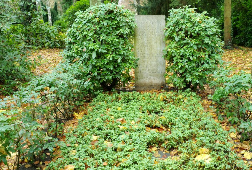 В этой семейной могиле похоронена жена бывшего канцлера Германии Гельмута Шмидта