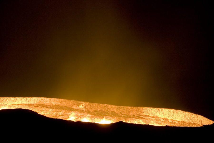 Пылающий кратер в Derweze в Туркменистане