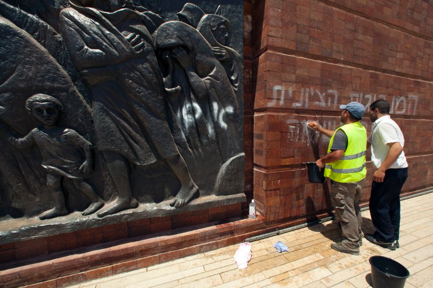 Рабочие удаляют антисемитские надписи