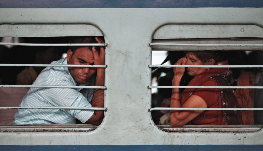 Пассажиры в поезде в Нью-Дели ждут, когда появится электричество 