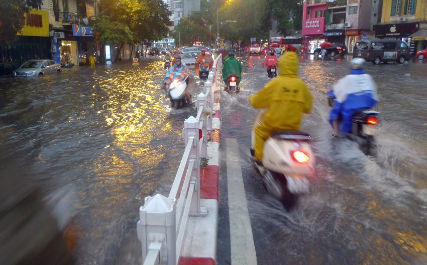 Жители Вьетнама уже привыкли к постоянным наводнениям. Жизнь продолжается. 