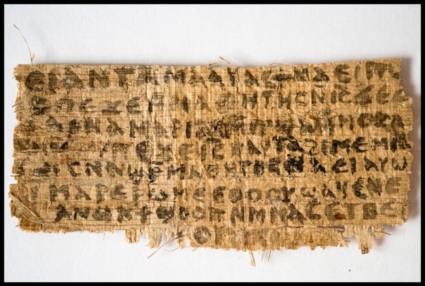 Текст на папирусе написан на коптском языке 