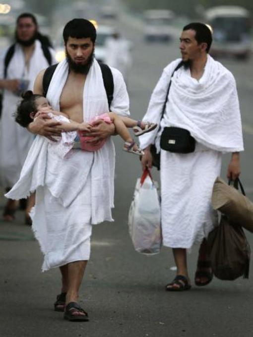 Белые полотенца на мужчинах напоминают, что земная жизнь проходит, а хоронят только в саване