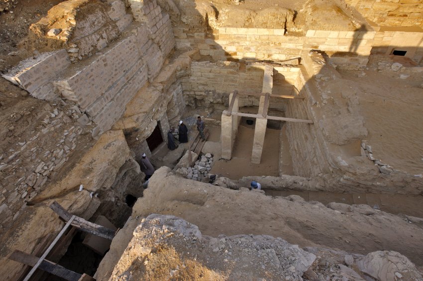 Раскопки в Абу-Сир