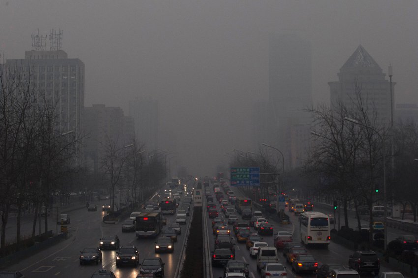 Жители Пекина страдают от смога