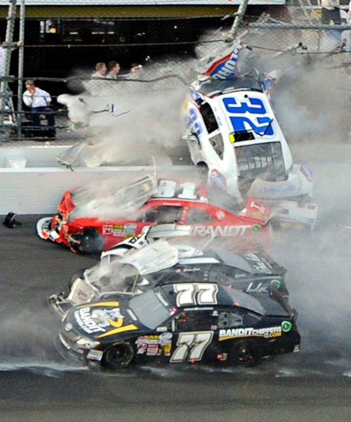 Авария на автогонках автогонках NASCAR