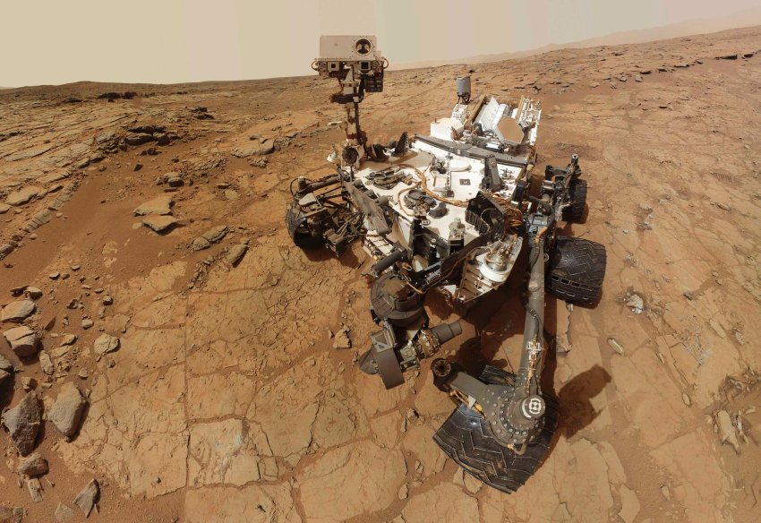 Марсоходу Curiosity удалось взять образец горной породы