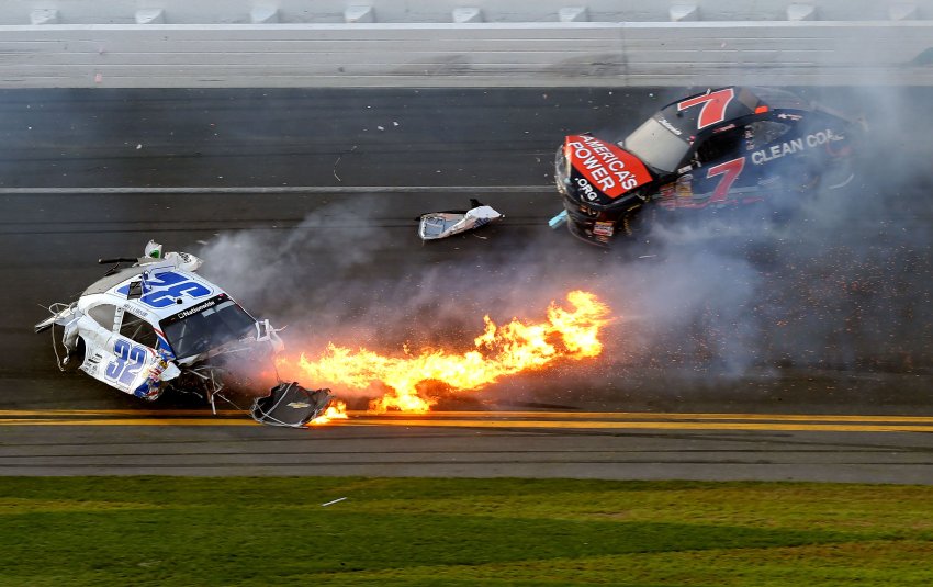 Авария на автогонках автогонках NASCAR