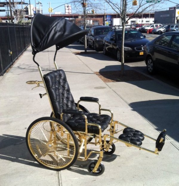 Золотая инвалидная коляска для Леди Гаги 
