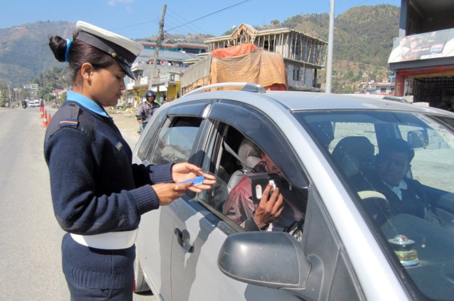 Женщины -полицейские в Покхаре