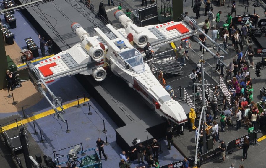 Концерн Lego создал самолет весом 20 тонн