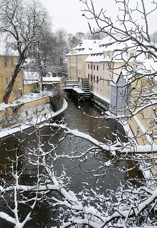 Классическая открытка зимней Праги. Чертовка и старая мельница