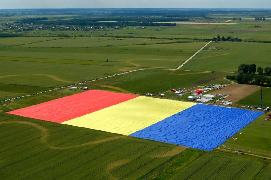 Румыны сшили самый большой в мире флаг