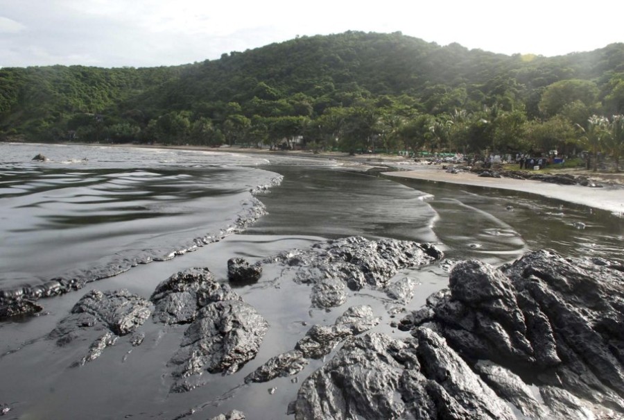 Пляж в Тайланде залит нефтью