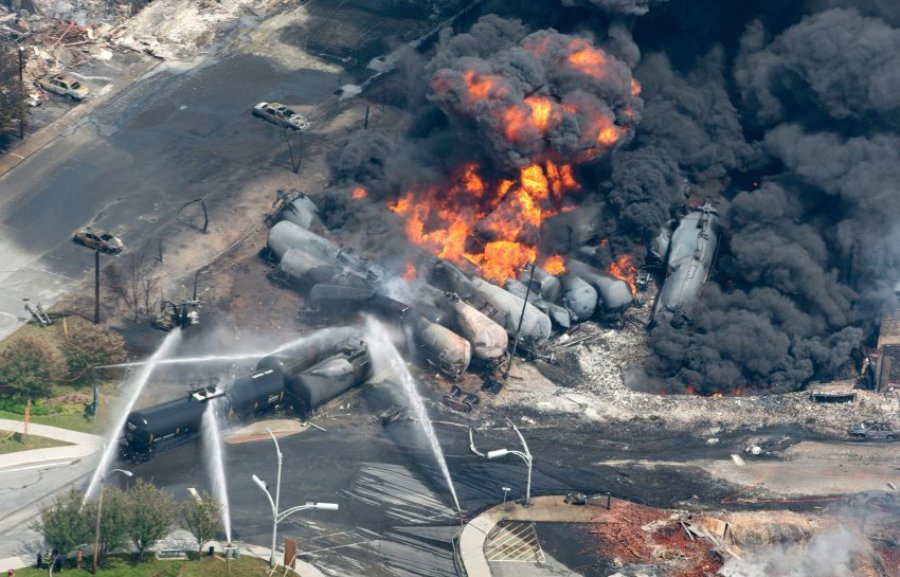 В Канаде сошел с рельс и взорвался поезд с нефтью