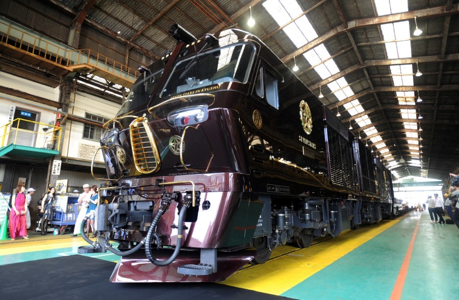 Японцы представили поезд класса «суперлюкс»