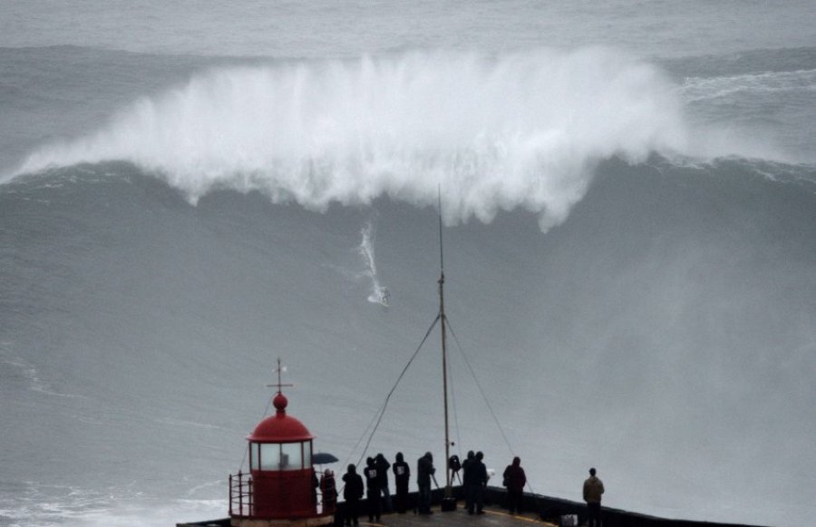 Экстремальный серфинг в Португалии