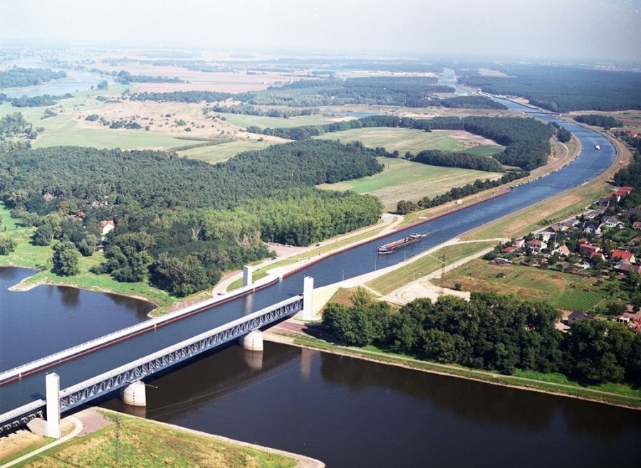 В Германии есть уникальный водный мост — река над рекой