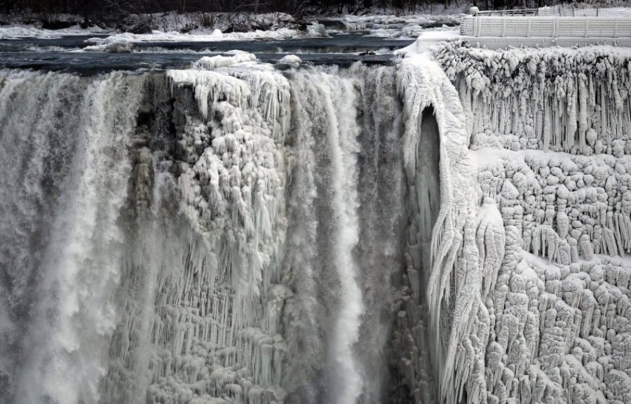 Ниагарский водопад замерз