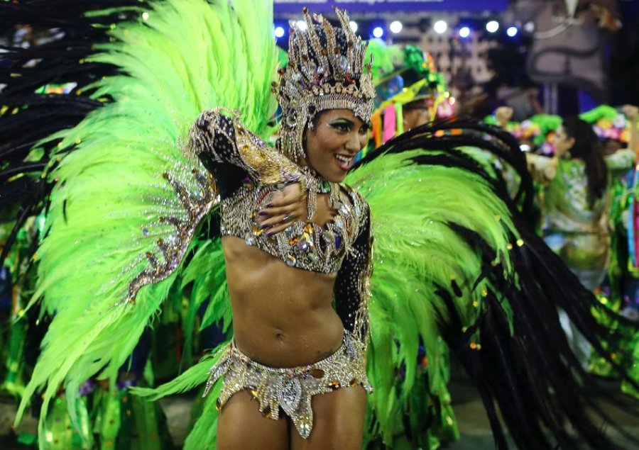 Школы самбы выступили на Самбодроме в Рио