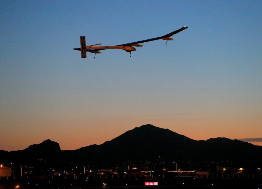 Новый самолет на солнечных батареях облетит вокруг Земли