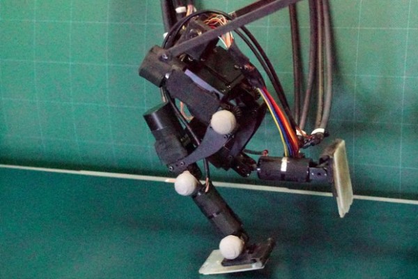 Японцы создали бегающего робота