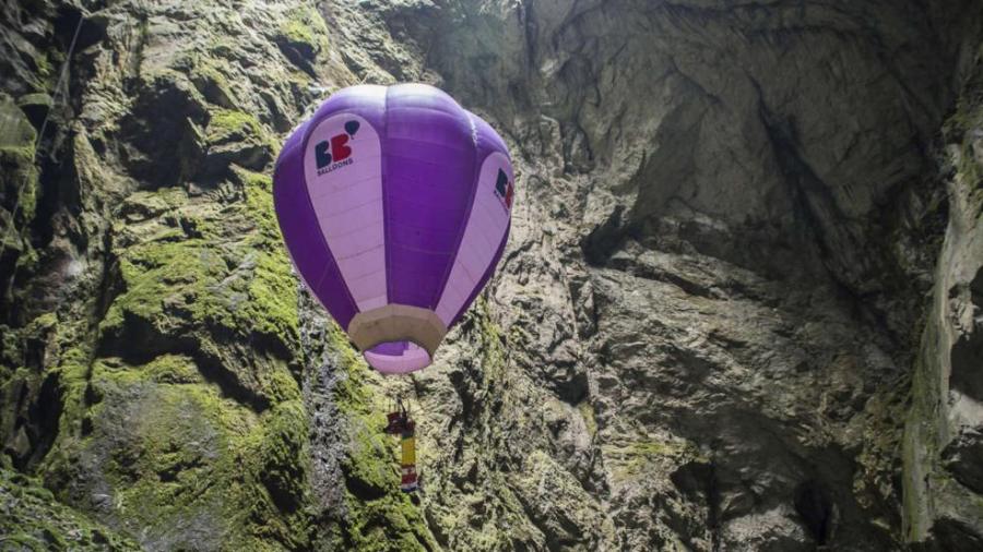 Первый в мире полет на воздушном шаре в пещеру