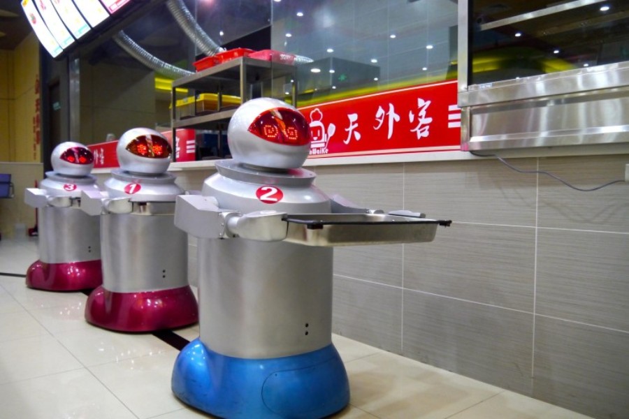 Роботы-официанты в китайском ресторане Robot Restaurant
