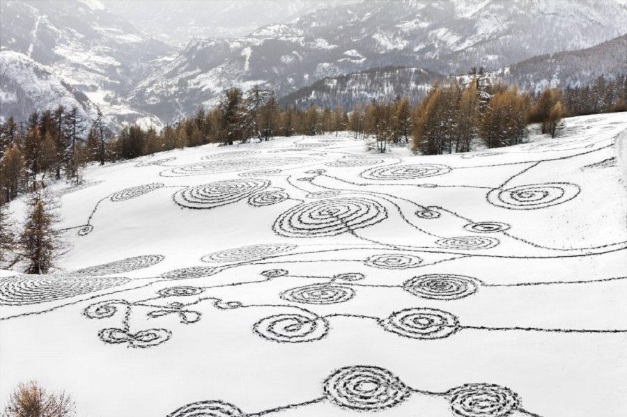 Художница Соня Хинричсен рисует на снегу